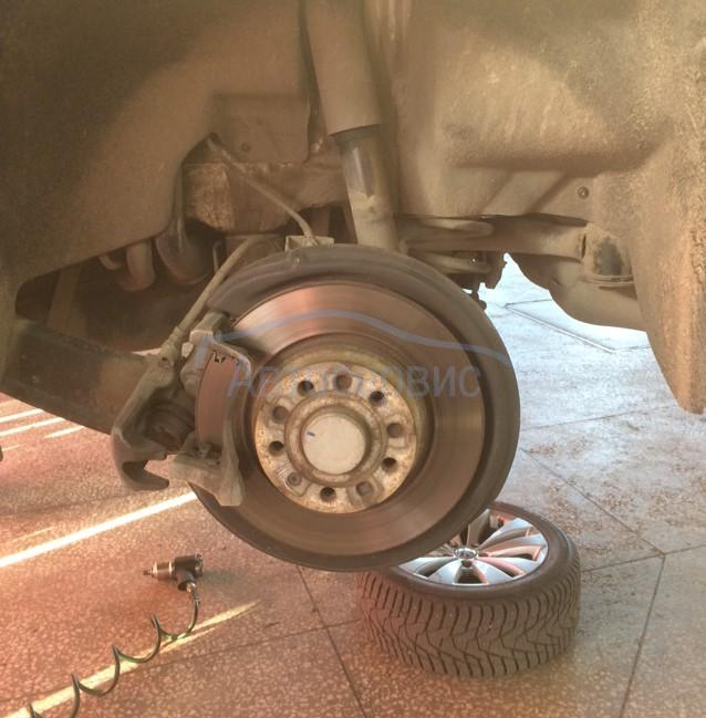 Замена задних тормозных колодок Б6 Фольксваген Пассат в сети надежных ...